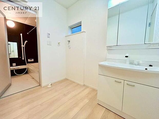 三面鏡仕様の洗面所は、身だしなみがしやすい造り!裏は収納になっています。ドライヤーやお化粧道具を片付けられるので洗面台周りをスッキリと見せることが出来ます!