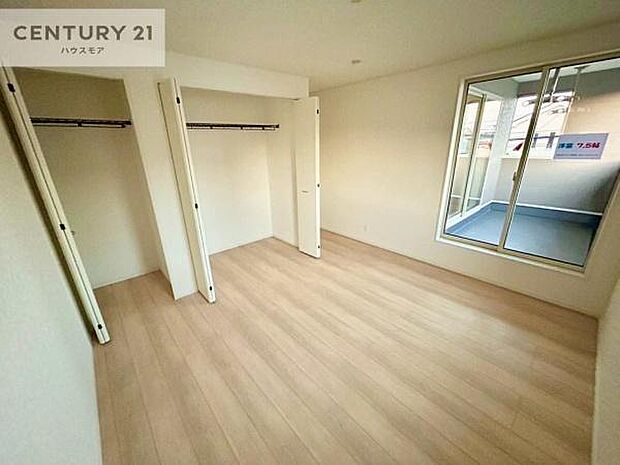 収納スペースがついています!居室をスッキリ整頓する事ができますね。家具を選ばないシンプルなデザインの為、家具を選ばずお気に入りの空間作りができそうですね。