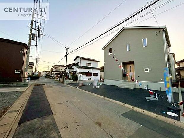 前面道路5.51m!陽当り良好な立地です。車庫入れが苦手な方も安心ですね。