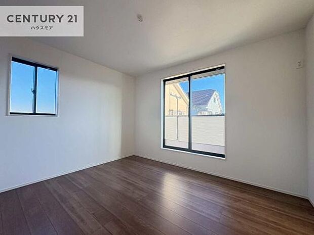 バルコニーに面した洋室。優しい光が差し込む洋室は、朝の目覚めも気持ちが良さそうですね。おうち時間もゆったりと過ごすことができます。