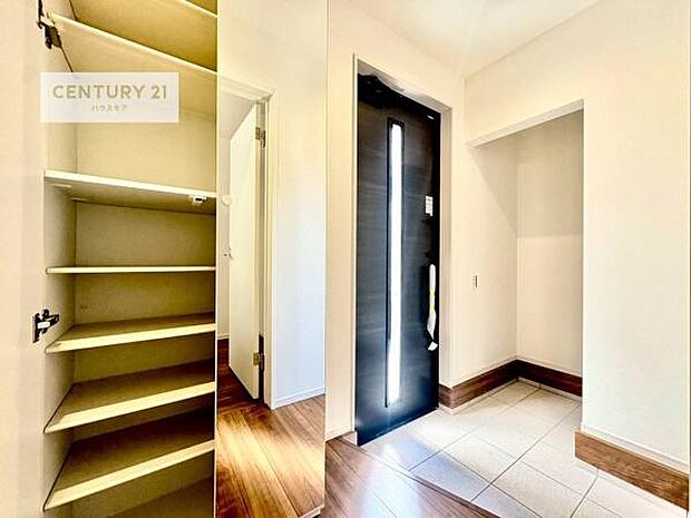 ミラー付きシューズボックス付きなので、玄関が片付きお掃除がしやすいです!スッキリした玄関で戸を開けた瞬間、清潔感のある心地いい空間が出迎えてくれます。