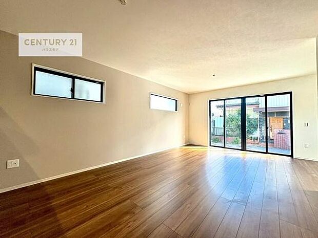 大きな窓からたっぷりの陽ざしが入る明るいリビング。開放感のあるリビングで家族団らんのくつろぎの時間を過ごせます。