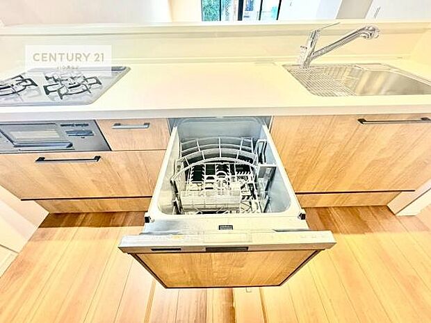 食洗機付き!忙しい時や冬場は手荒れ防止として大活躍します!ビルトイン仕様なので、場所も取らず調理スペースも広く使えて手際よく作業が出来ます!