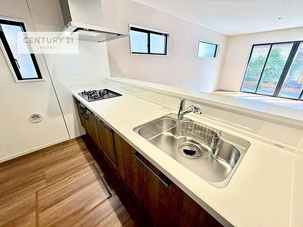 大人気の対面式システムキッチンを採用しています!ご家族のコミュニケーションが自然と増える設計です。お子様にも目が届くので嬉しいですね。広々使えて快適に作業が進みます。