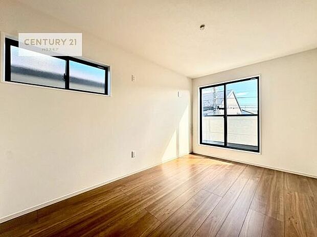 バルコニーに面した洋室。優しい光が差し込む洋室は、朝の目覚めも気持ちが良さそうですね。おうち時間もゆったりと過ごすことができます。