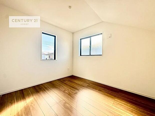 掃き出し窓がないお部屋は、お子様のお部屋としても安心です!収納スペースも充実しているので散らかったお部屋をサッと片付けられます!