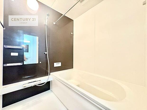 落ち着きある大人の雰囲気のバスルームは、味が出ていてバスタイムが充実!お仕事頑張っているご褒美にお好みの匂いの入浴剤を入れて、楽しんでみてはいかがでしょうか?