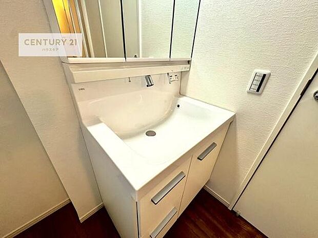 深い洗面台ボウルは、水が跳ねにくいのでお手入れが楽々!清潔感が保てます!キレイな洗面所で自分磨きのモチベーションが上がりますね!