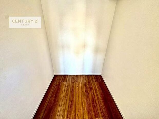 ウォークインクローゼット付きです。たくさんのお洋服などを収納しておけそうですね!他にも扇風機や加湿器など季節物の大きな家電も収納できます。