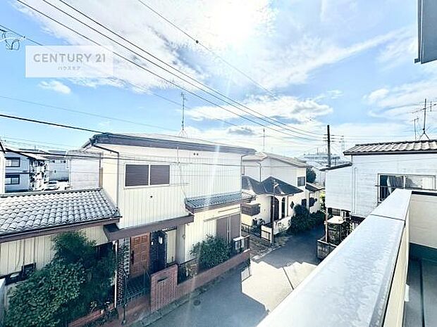 晴れた日には青い空を見渡せる開放的な時間を楽しめます。気持ちの良い風が通り抜ける街並みです!