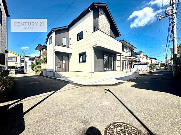 前面道路4m×4m!陽当り良好な立地です。車庫入れが苦手な方も安心ですね。