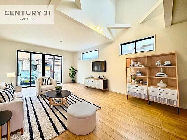 家具はCGパースです。心地良いリビングは家族が自然と集まります。家族団欒の時間が増えそうです。ご家族と、より一層充実した時間を過ごせそうですね。明るく開放的な空間です。