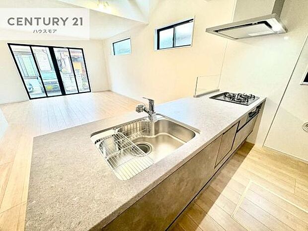 大人気の対面式システムキッチンを採用しています!ご家族のコミュニケーションが自然と増える設計です。お子様にも目が届くので嬉しいですね。広々使えて快適に作業が進みます。