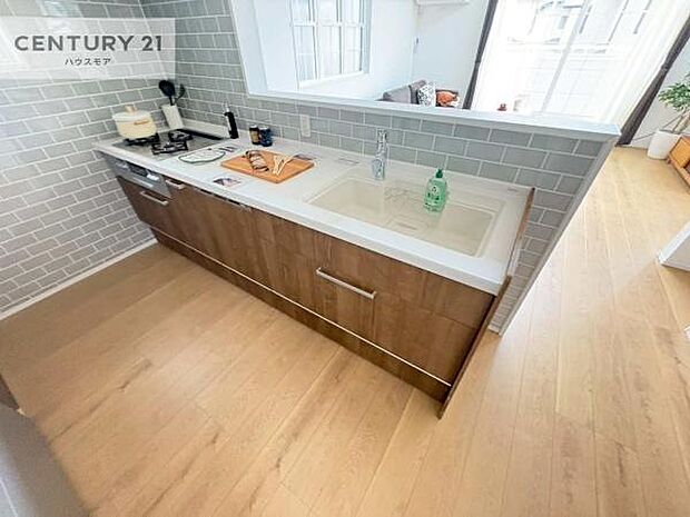 大人気の対面式システムキッチンを採用しています！ご家族のコミュニケーションが自然と増える設計です。お子様にも目が届くので嬉しいですね。収納力もあります！