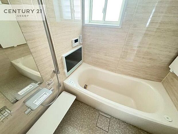 落ち着きある大人の雰囲気のバスルームは、味が出ていてバスタイムが充実！浴室TVつきです！お仕事頑張っているご褒美にお好みの匂いの入浴剤を入れて、楽しんでみてはいかがでしょうか？