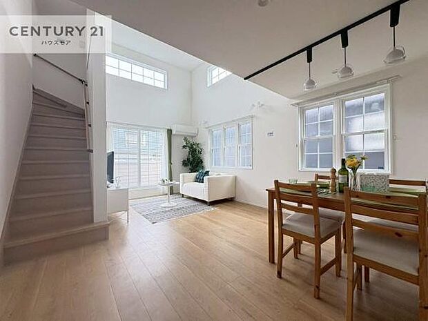 リビングイン階段でコミュニケーションが取りやすいリビング！広々しているのでソファーやダイニングテーブルを置いても窮屈にならず快適に過ごせます！