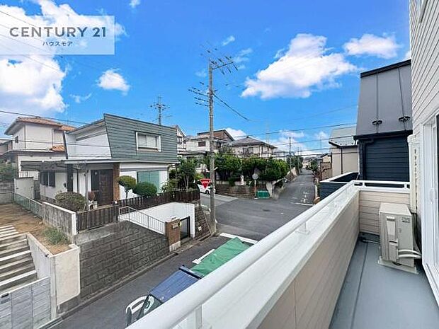 広々としたバルコニーで一日の始まりをスタート！お洗濯ものをたっぷり気持ちよく干せます！