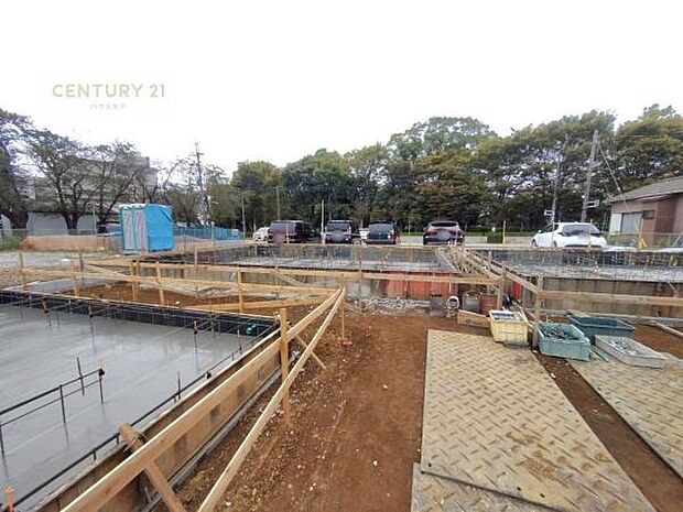 前面道路は6m!陽当り良好な立地です。車庫入れが苦手な方も安心ですね。