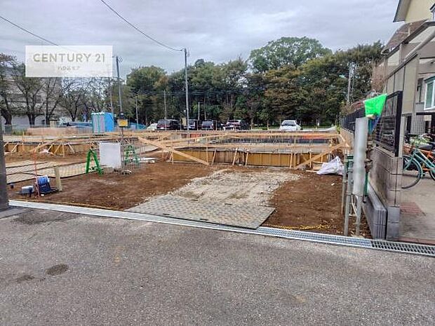 前面道路は6m!陽当り良好な立地です。車庫入れが苦手な方も安心ですね。