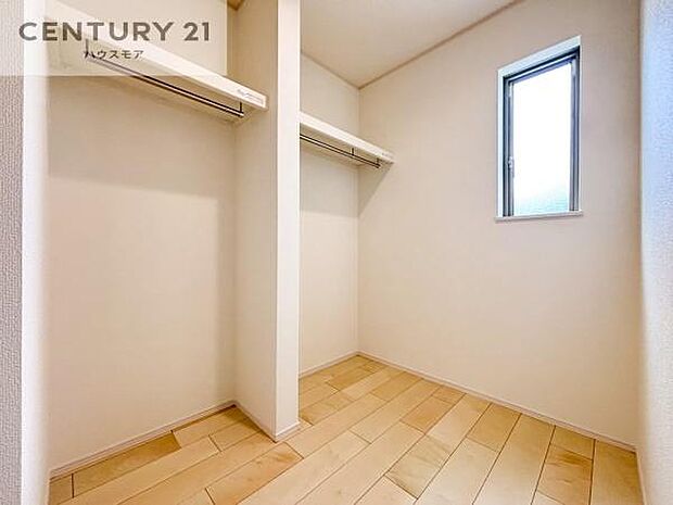 キッチンの横にはパントリー付き!手を止めず取り出しが出来る作業がしやすい快適な動線です!手際よく料理が作れて毎日捗りそうですね!(同仕様)