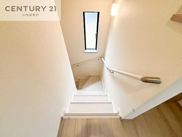 階段は明るく手摺りもついています。お子様やご年配の方も安心してご利用頂けますね!(同仕様)