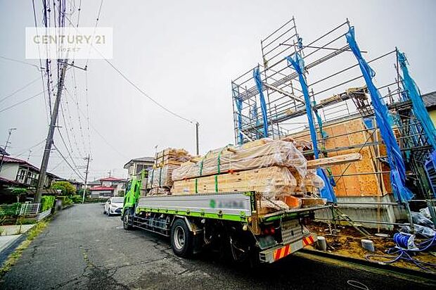 前面道路は6m!陽当り良好な立地です。車庫入れが苦手な方も安心ですね。