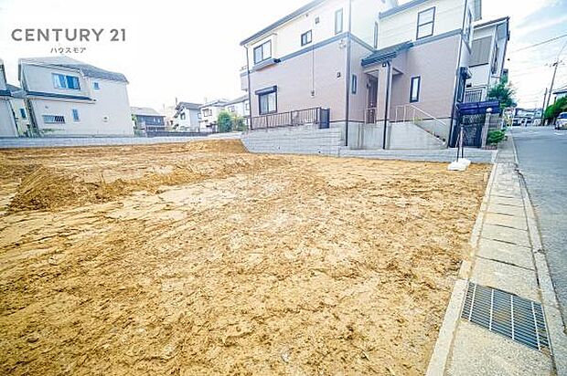 駐車スペースは2台分あります!セカンドカーはもちろん、バイクや自転車なども置き場所に困りません。