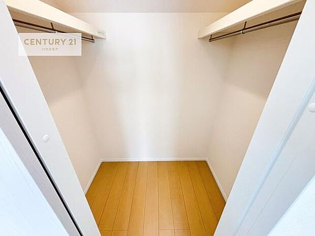 ファミリークローク付きです。たくさんのお洋服などを収納しておけそうですね!他にも扇風機や加湿器など季節物の大きな家電も収納できます。(同仕様)