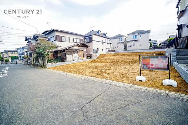 前面道路は6m!陽当り良好な立地です。車庫入れが苦手な方も安心ですね。