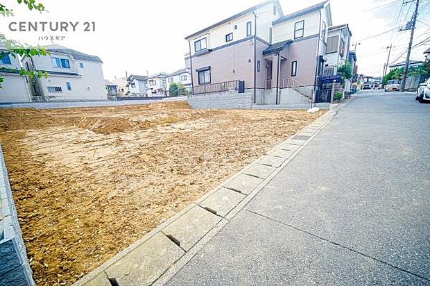 前面道路は6ｍ！陽当り良好な立地です。車庫入れが苦手な方も安心ですね。