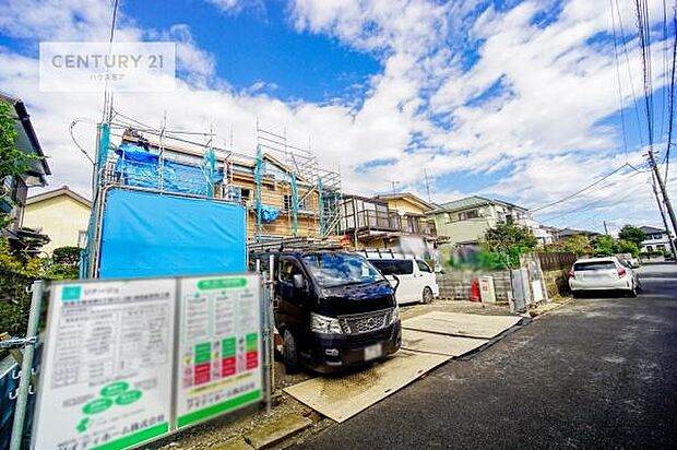 前面道路は4.5m!陽当り良好な立地です。車庫入れが苦手な方も安心ですね。