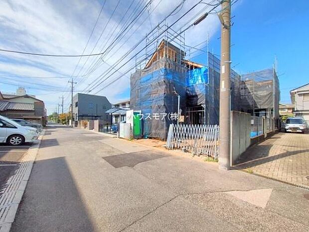 前面道路は6m!陽当り良好な立地です。車庫入れが苦手な方も安心ですね。