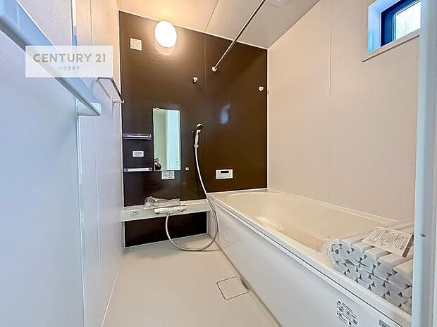 広々バスで一日の疲れをリフレッシュ。足が伸ばせるので、浴槽にもゆったりと浸かれますね!毎日のバスタイムが楽しみになります。(同仕様)