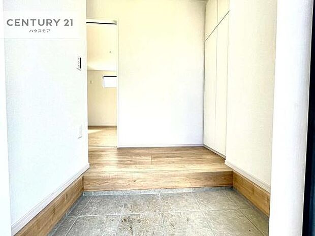 疲れて帰ってきても、ただいま！を言いたくなる、優しく迎え入れてくれる空間になっています。明るく温もり溢れる玄関です！