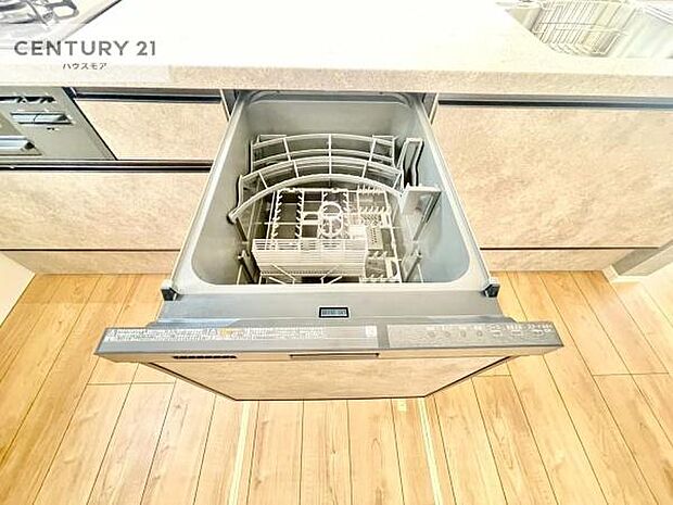 食洗機付き！忙しい時や冬場は手荒れ防止として大活躍します！ビルトイン仕様なので、場所も取らず調理スペースも広く使えて手際よく作業が出来ます！