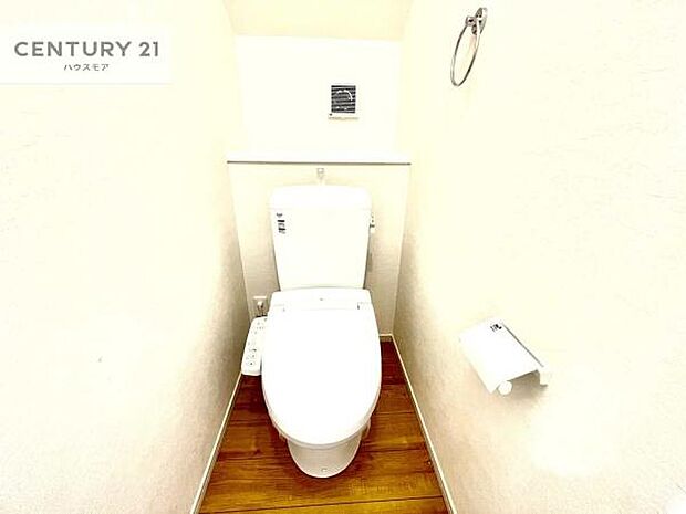 1・2階にトイレがございます！朝の忙しい時間帯も待たずにすみそうですね。白を基調とした清潔感のあるトイレでお手入れがしやすいです！