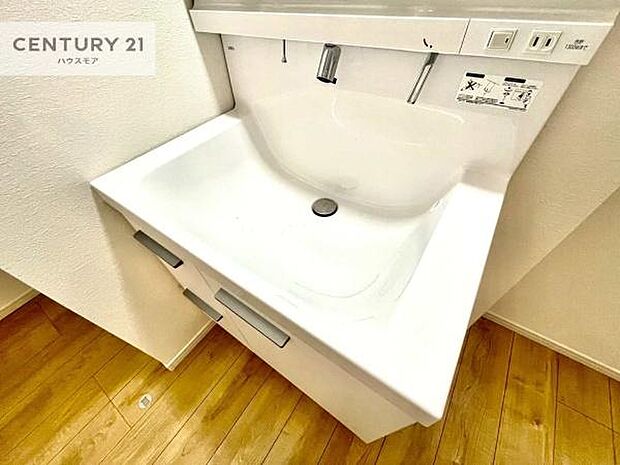 深い洗面台ボウルは、水が跳ねにくいのでお手入れが楽々！清潔感が保てます！キレイな洗面所で自分磨きのモチベーションが上がりますね！