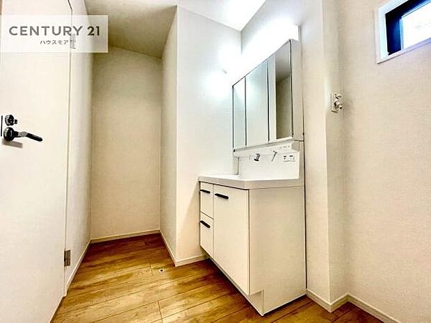 小窓付きの明るい洗面室です！湿気もすぐに入れ替えができて清潔に保つことができます！自然光が差し込むのでお化粧の仕上がりも良くなりますね！