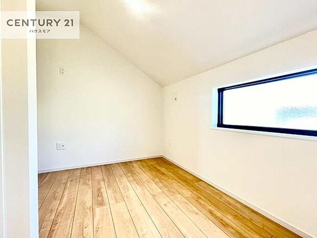 たっぷり収納住空間。納戸がございます！収納スペースとしてはもちろん、書斎や趣味の空間にもぴったりです！