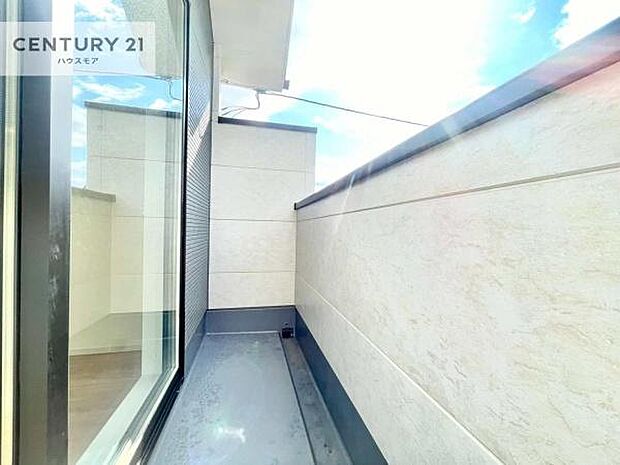 陽当たり良好なバルコニーです！晴れた日には青い空を見渡せる開放的な時間を楽しめます。