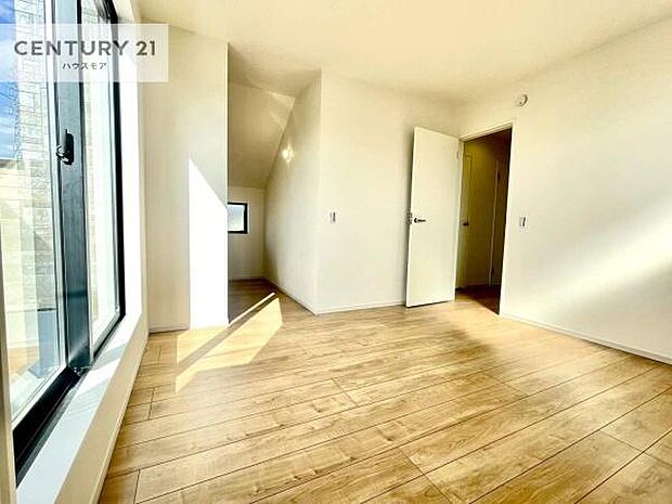 優しい光が差し込む洋室は、朝の目覚めも気持ちが良さそうですね。おうち時間もゆったりと過ごすことができます。