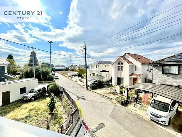 落ち着きある住宅街です！周囲には高い建物がなく、空が広く開放感があり、陽当たりを大きく遮られることもありません！気持ちの良い風が通り抜ける街並みです！