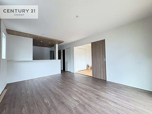 開放感のある広々LDK!ソファーやダイニングテーブルを置いても窮屈にならないので快適に過ごせます!コミュニケーションが取りやすいリビングです!