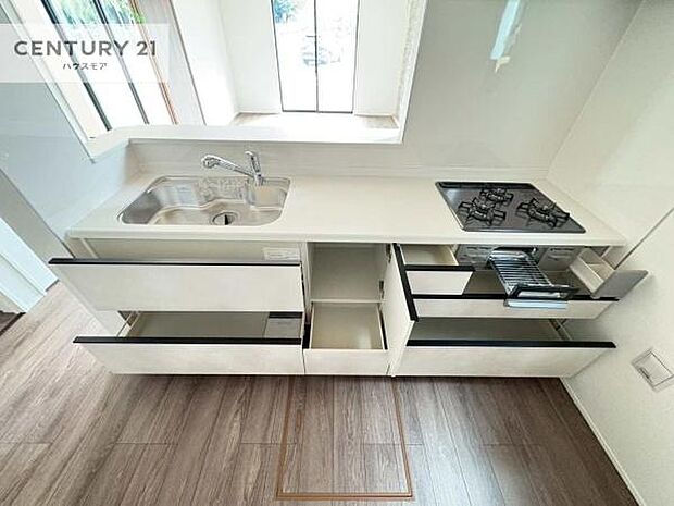 収納スペースが豊富で、調理スペースがスッキリと片付きひろ〜く活用できます!快適に作業ができます!毎日の料理が捗ります!