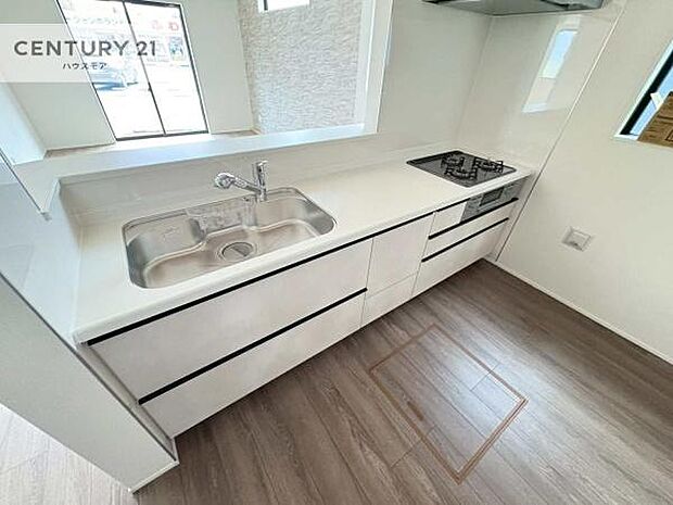 大人気の対面式システムキッチンを採用しています!ご家族のコミュニケーションが自然と増える設計です。お子様にも目が届くので嬉しいですね。広々使えて快適に作業が進みます!