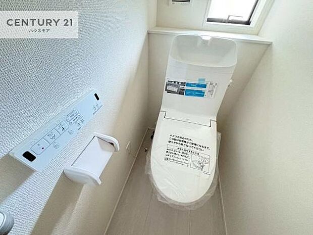 1・2階にトイレがございます!朝の忙しい時間帯も待たずにすみそうですね。白を基調とした清潔感のあるトイレでお手入れがしやすいです!