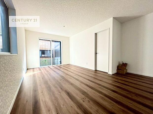 大きな窓からたっぷりの陽ざしが入る明るいリビング。開放感のあるリビングで家族団らんのくつろぎの時間を過ごせます。