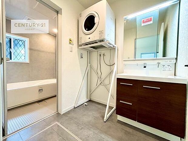 三面鏡仕様の洗面所は、身だしなみがしやすい造り！裏は収納になっています。ドライヤーやお化粧道具を片付けられるので洗面台周りをスッキリと見せることが出来ます！