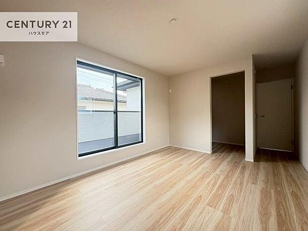 バルコニーに面した洋室。優しい光が差し込む洋室は、朝の目覚めも気持ちが良さそうですね。おうち時間もゆったりと過ごすことができます。