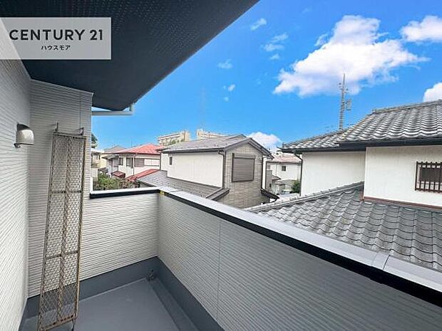 晴れた日には青い空を見渡せる開放的な時間を楽しめます。気持ちの良い風が通り抜ける街並みです！